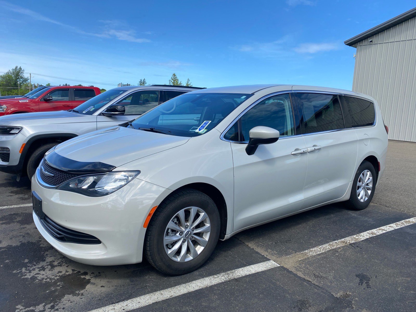 2017 Chrysler Pacifica Touring's photo