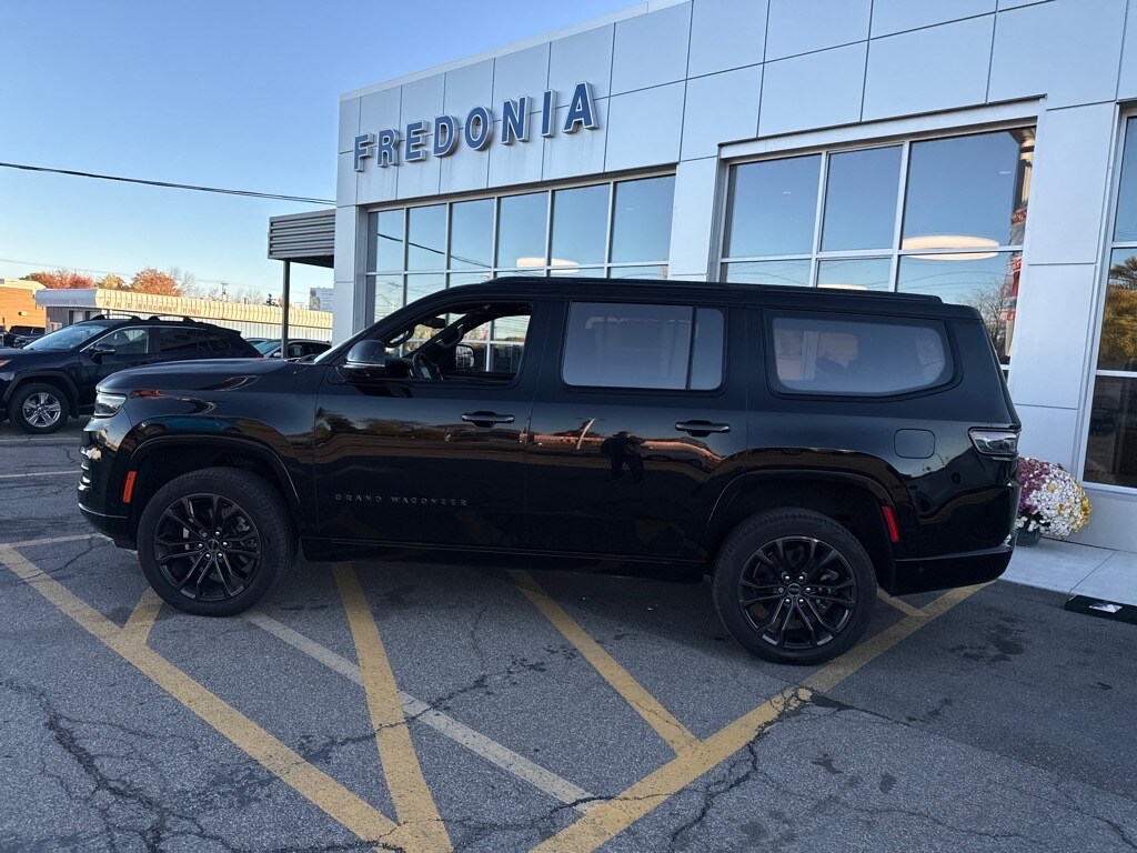 2023 Jeep Grand Wagoneer Obsidian photo 2