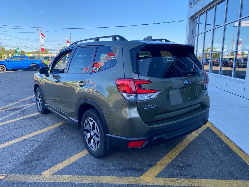 2022 Subaru Forester Premium photo 3