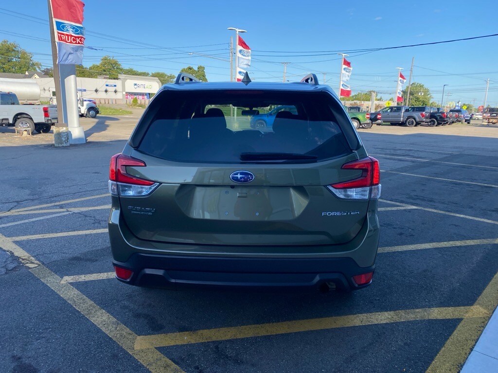 2022 Subaru Forester Premium photo 4
