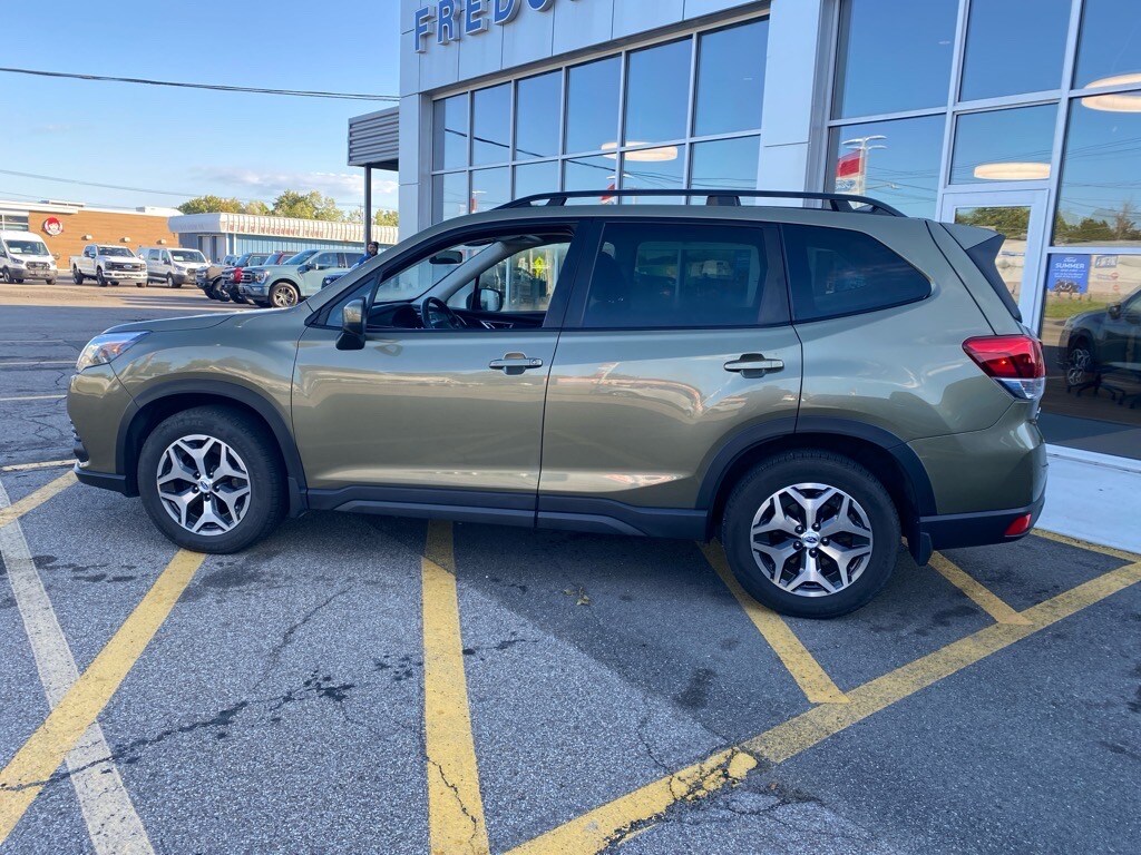 2022 Subaru Forester Premium photo 2