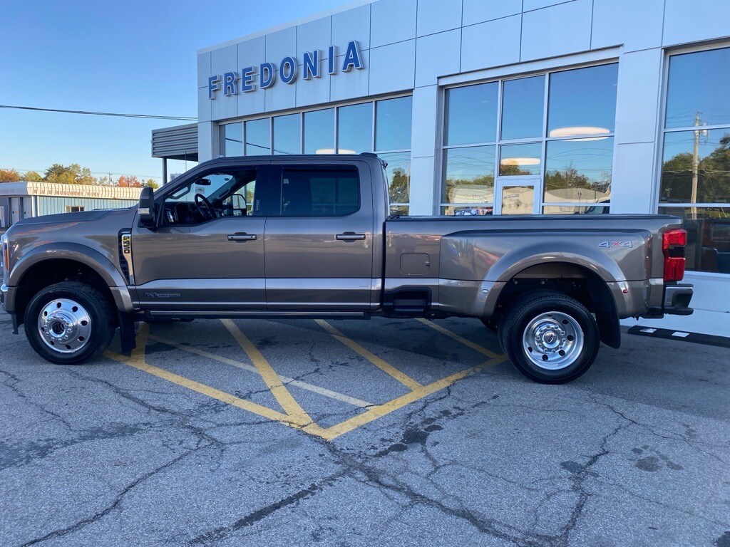 2023 Ford F-450 Lariat photo 2