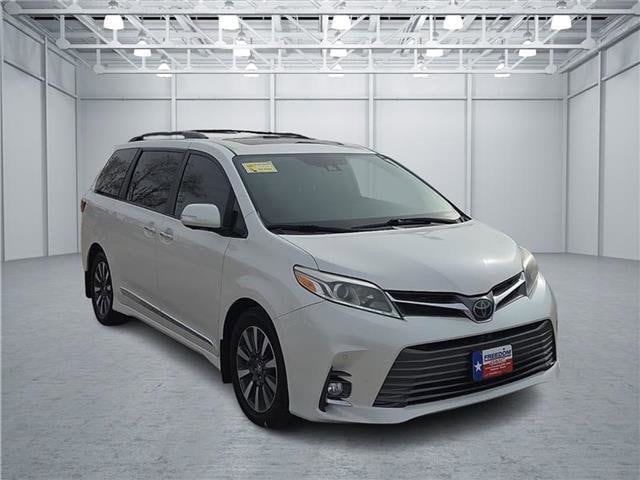 2019 Toyota Sienna Limited's photo