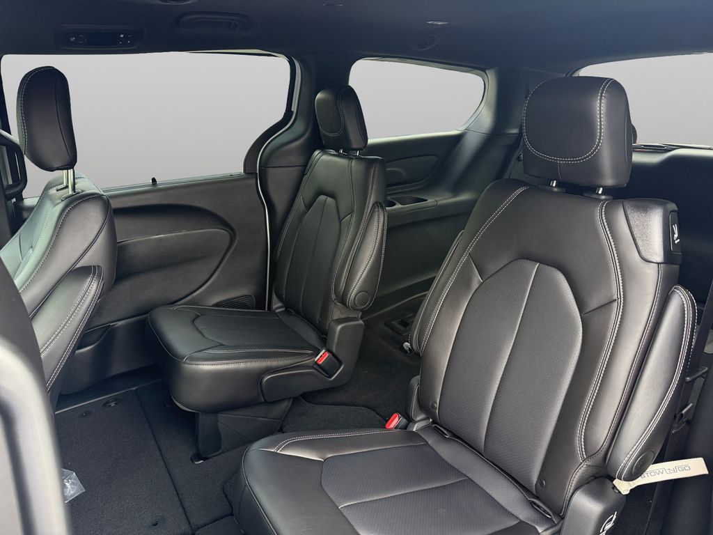 2026 Chrysler Pacifica Select - Photo 13