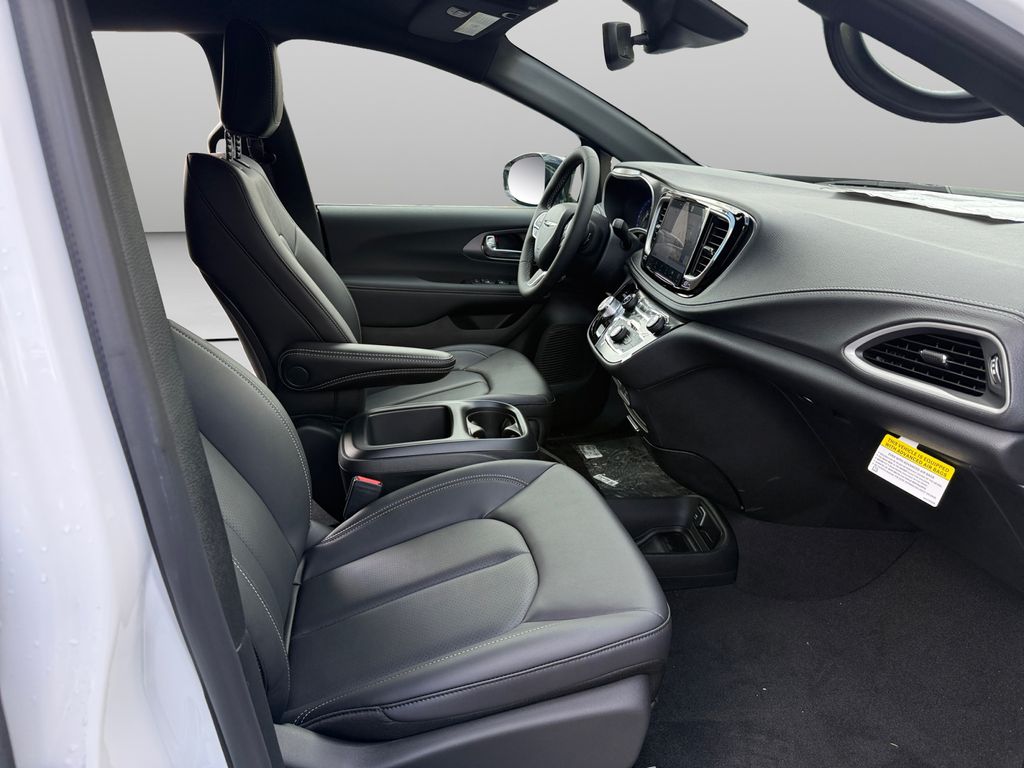 2026 Chrysler Pacifica Select - Photo 15