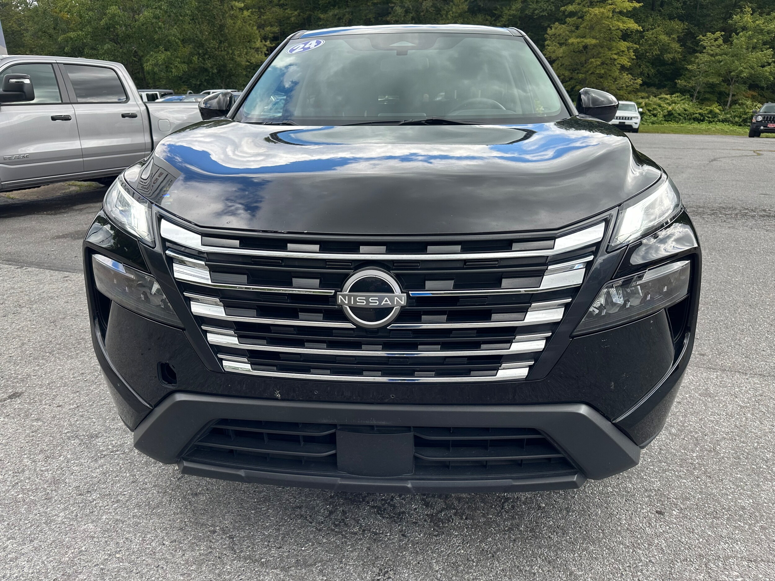 2024 Nissan Rogue SV photo 2