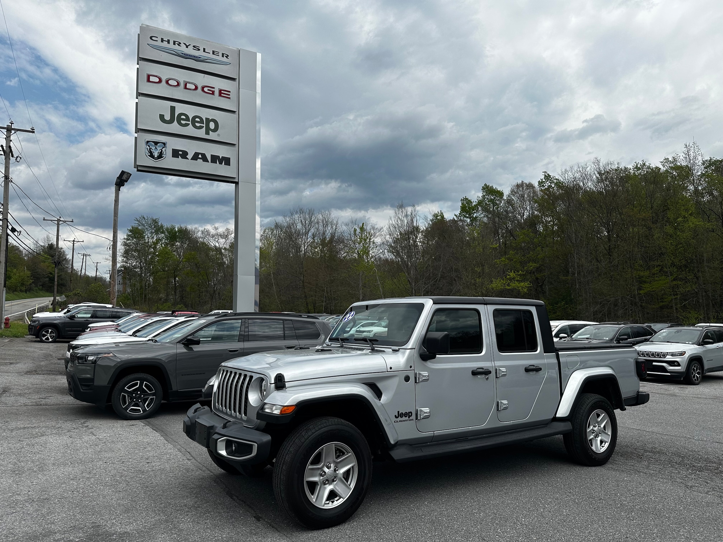 2022 Jeep Gladiator Sport S's photo
