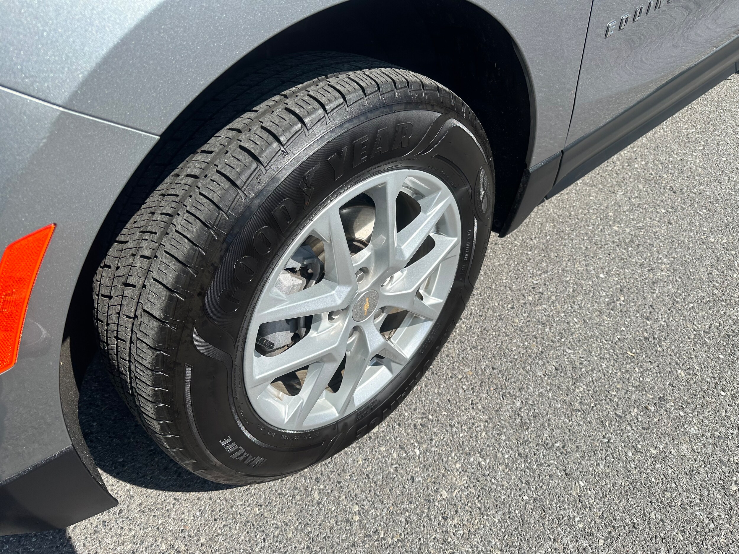 2023 Chevrolet Equinox LS photo 2