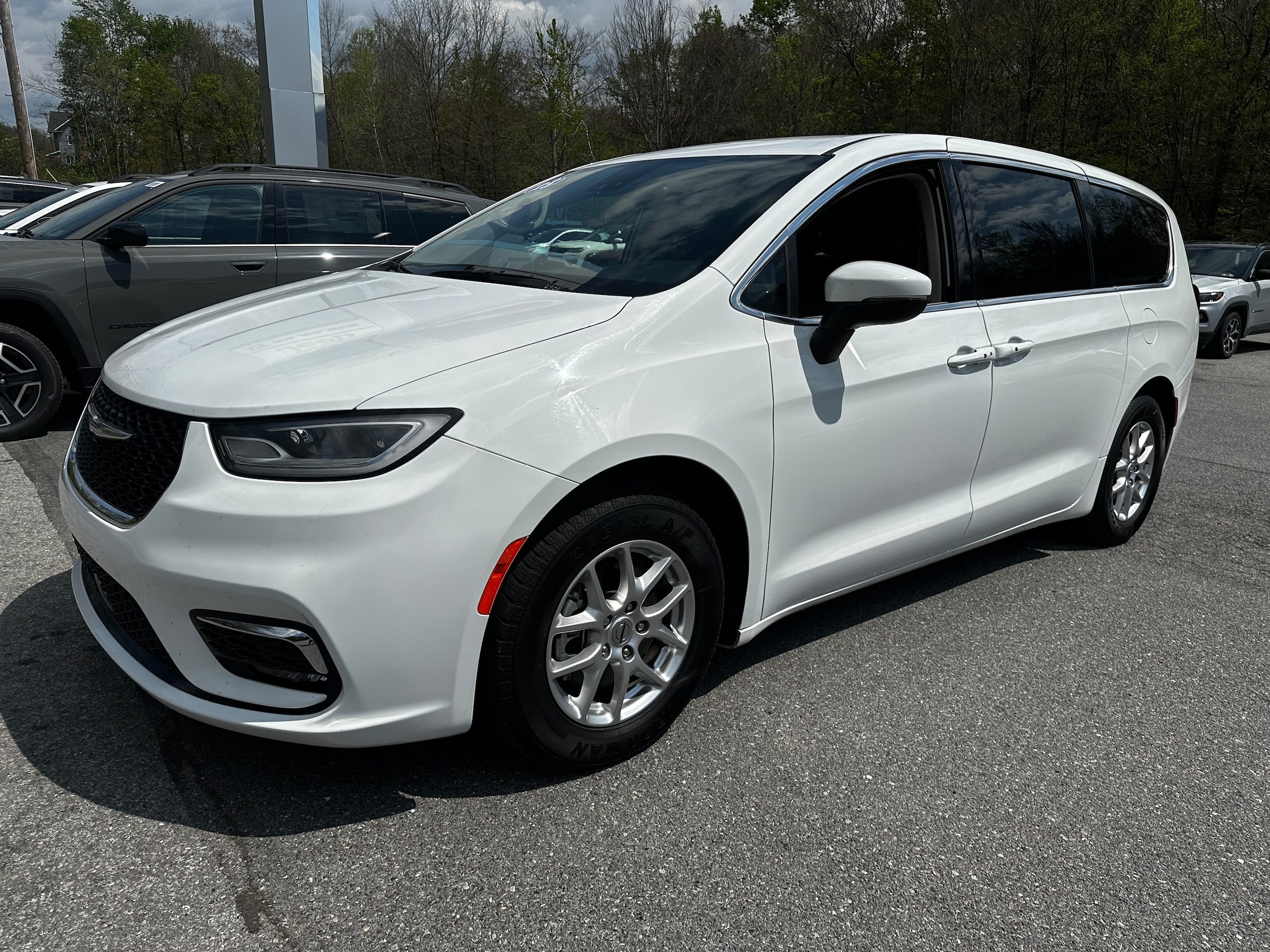 2023 Chrysler Pacifica Touring L's photo