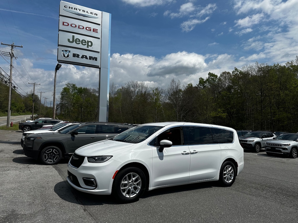 Used 2023 Chrysler Pacifica