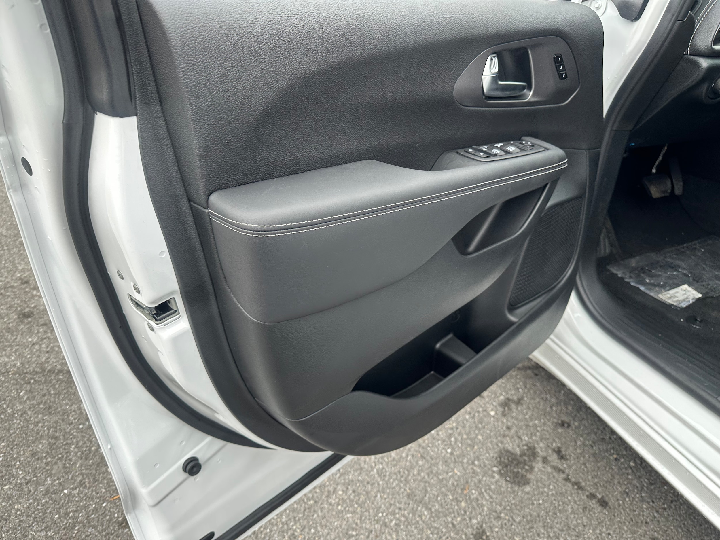 2026 Chrysler Pacifica Select - Photo 36