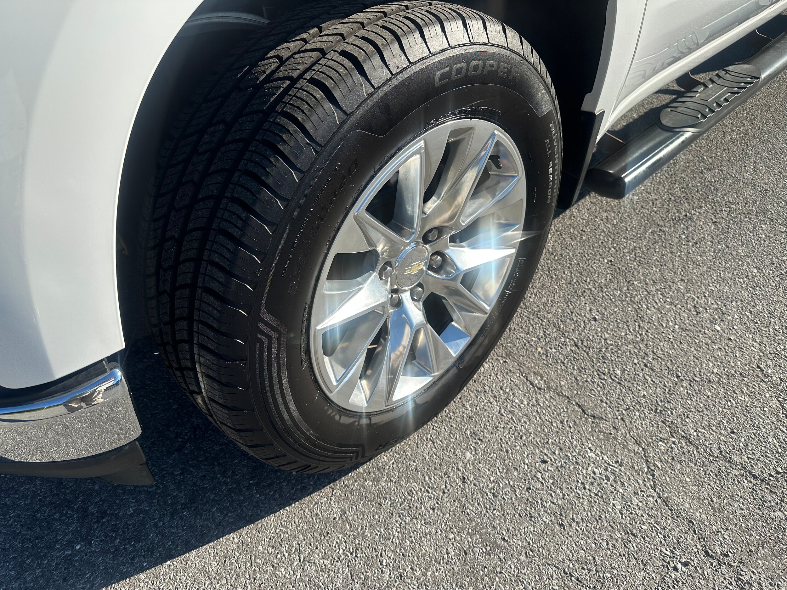 2019 Chevrolet Silverado 1500 LT photo 2