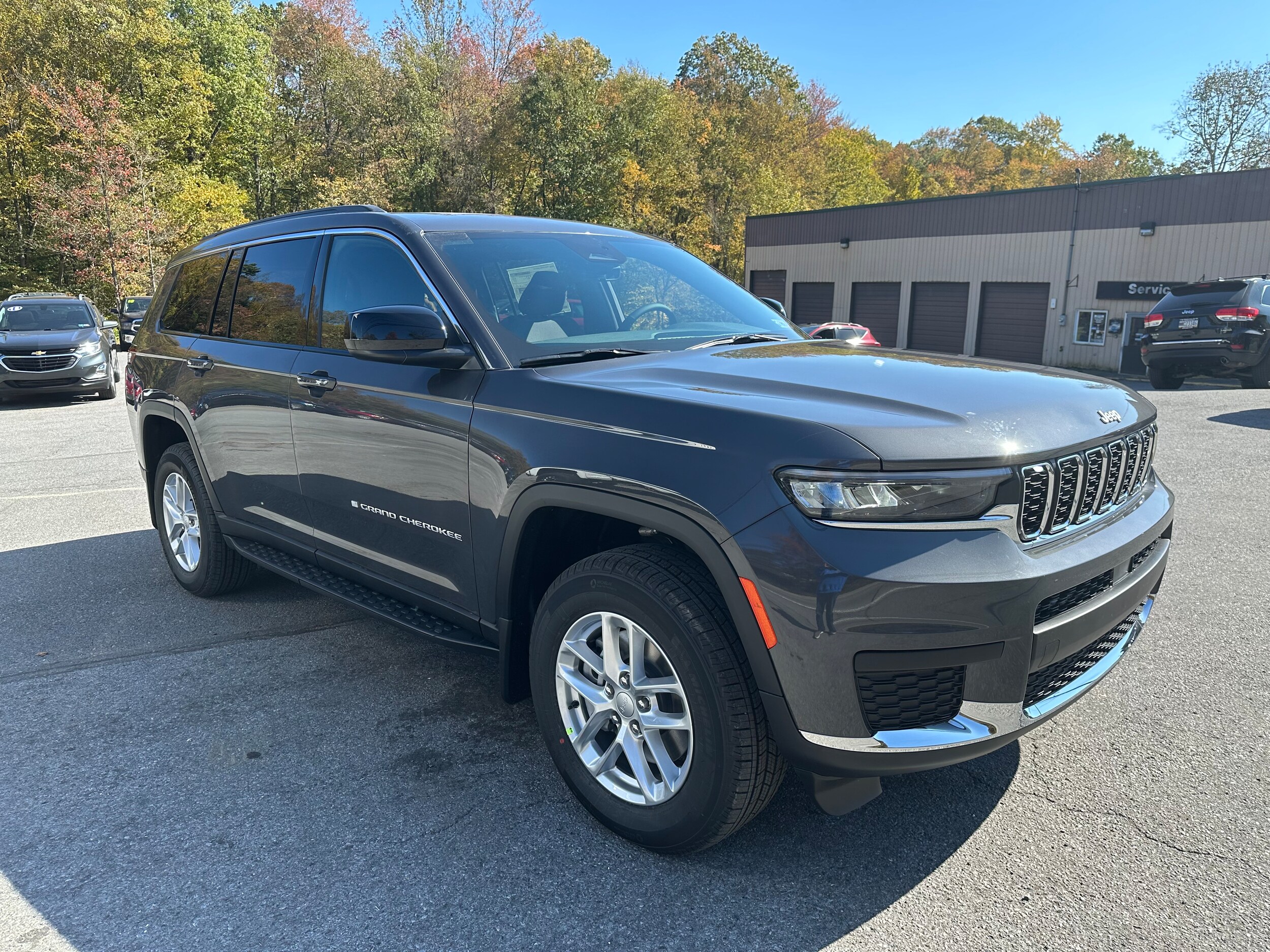 2025 Jeep Grand Cherokee Laredo X photo 2