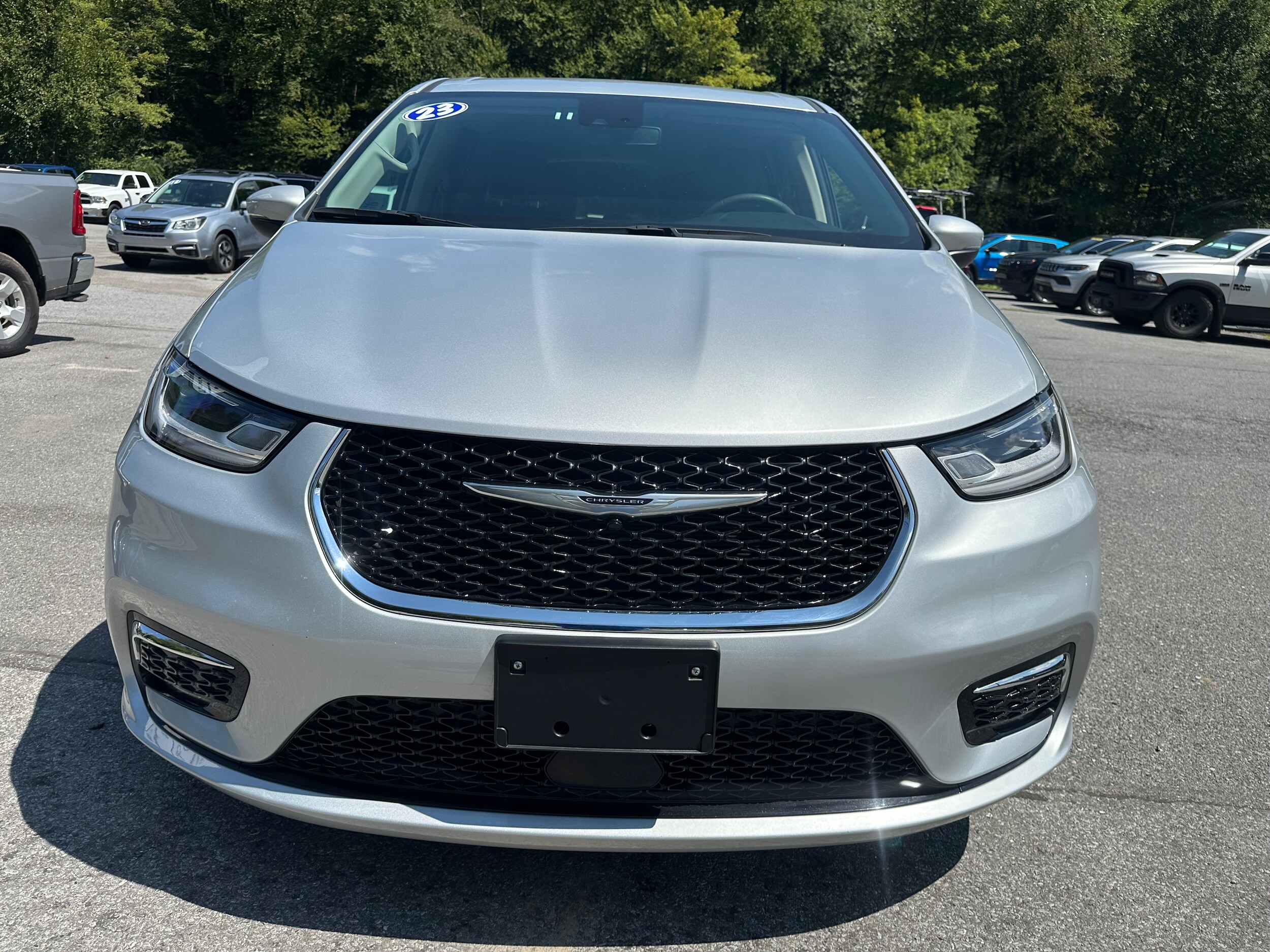 2023 Chrysler Pacifica Touring L photo 4