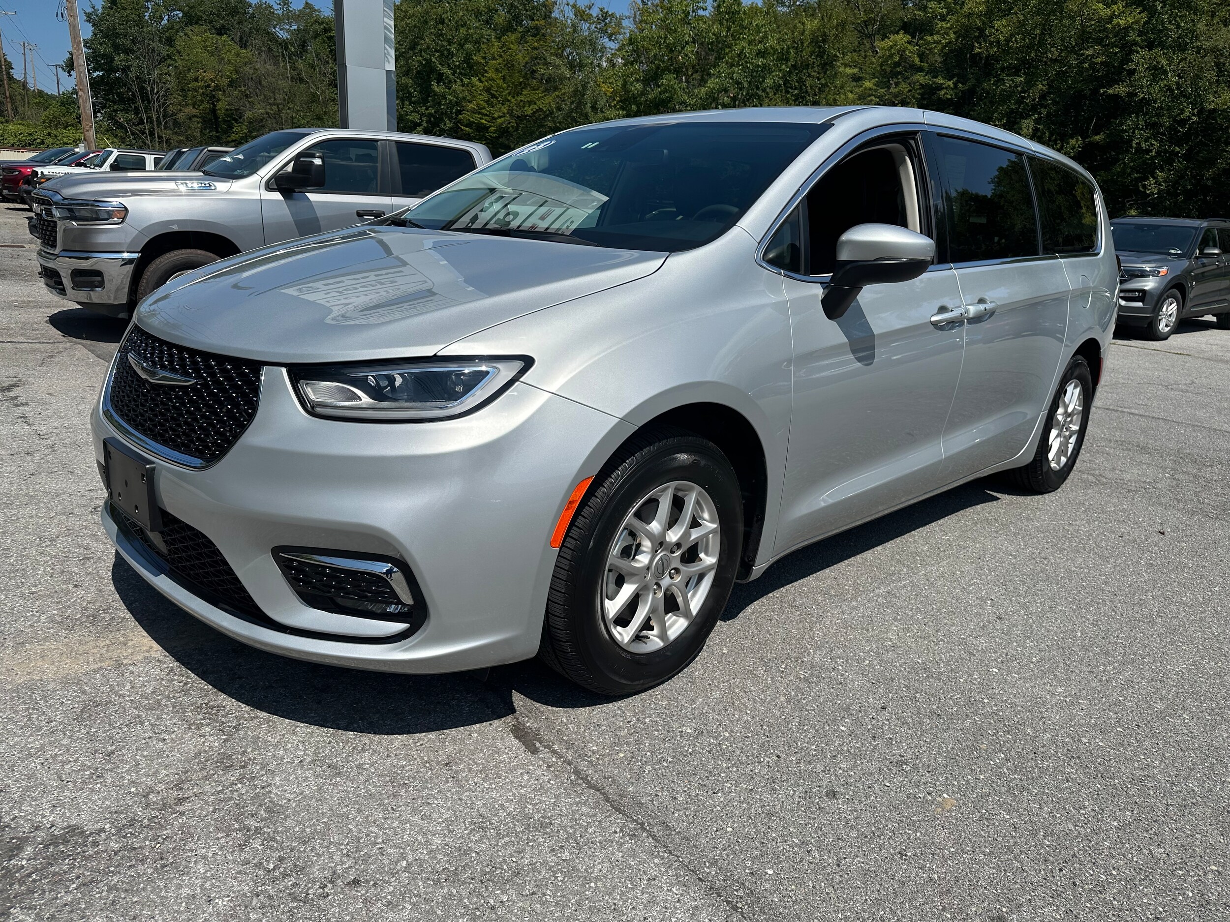 2023 Chrysler Pacifica Touring L photo 2