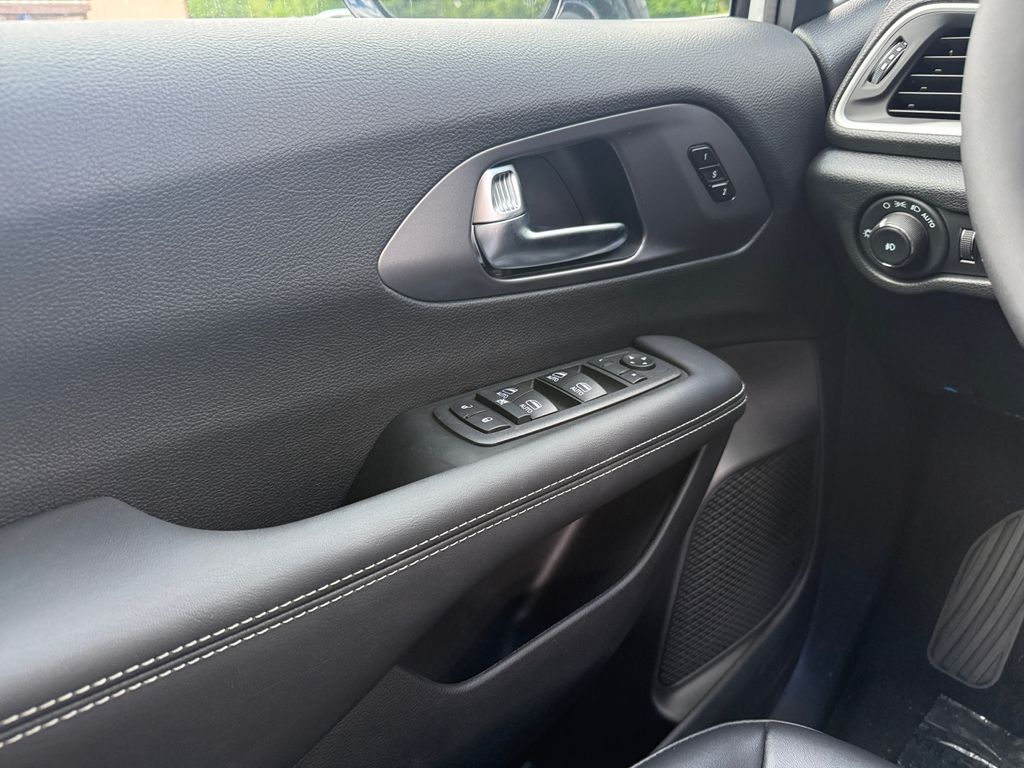 2026 Chrysler Pacifica Select - Photo 17