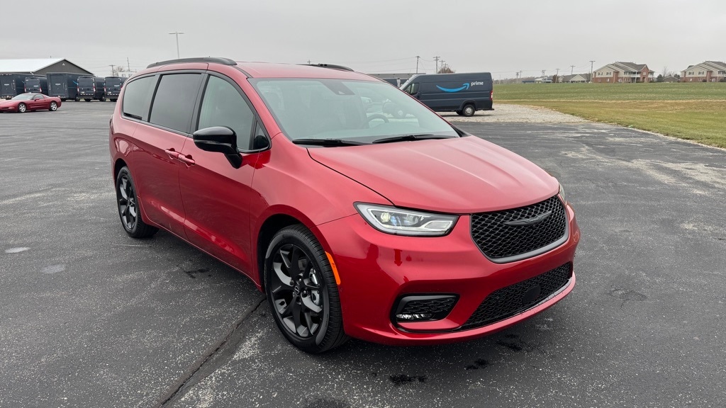 2026 Chrysler Pacifica Select's photo