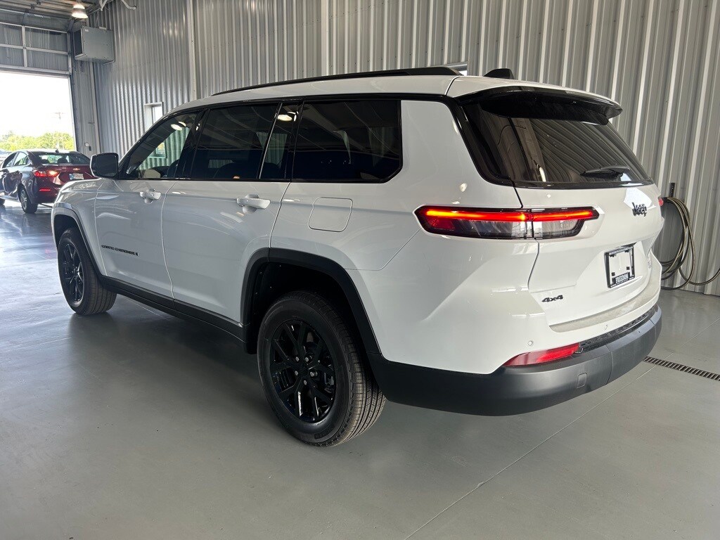 2025 Jeep Grand Cherokee Altitude photo 4