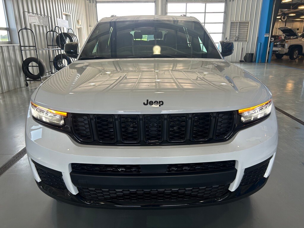 2025 Jeep Grand Cherokee Altitude photo 2