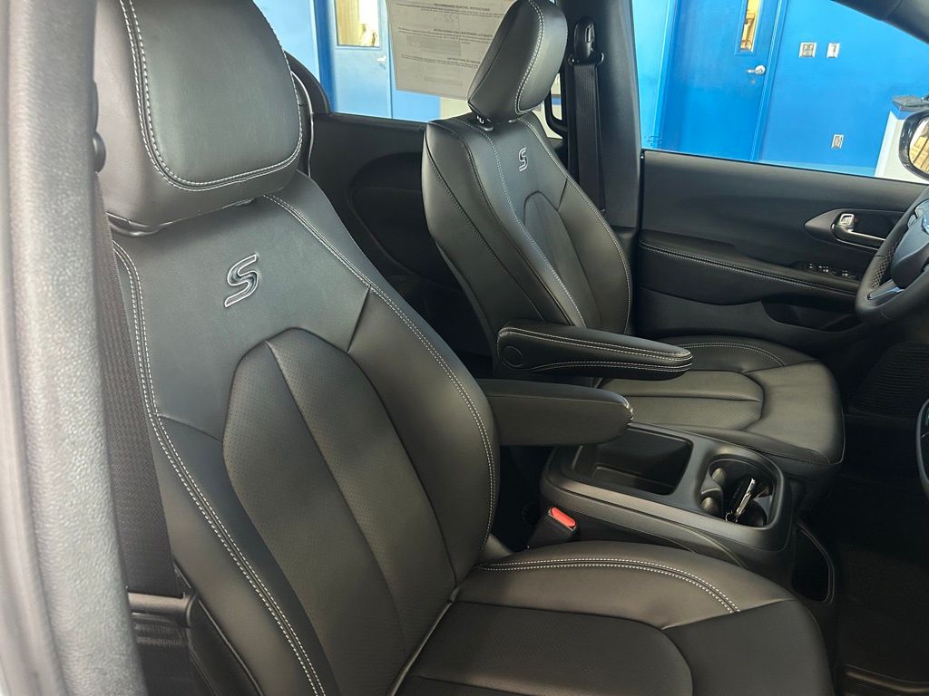 2026 Chrysler Pacifica Select - Photo 15