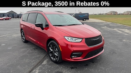 Featured New 2026 Chrysler Pacifica SELECT Passenger Van for sale in Bluffton, IN