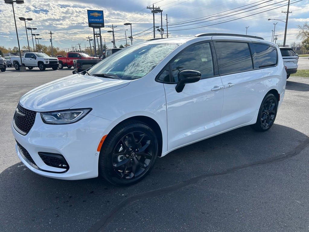 2026 Chrysler Pacifica Select - Photo 3
