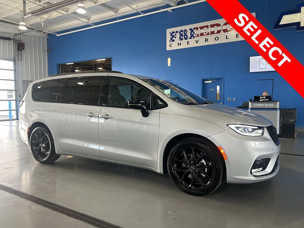 2026 Chrysler Pacifica Select's photo