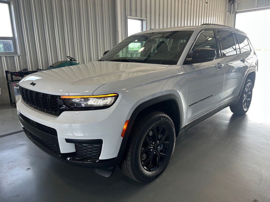 2025 Jeep Grand Cherokee Altitude photo 3
