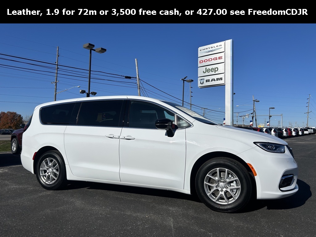 2026 Chrysler Pacifica Select's photo