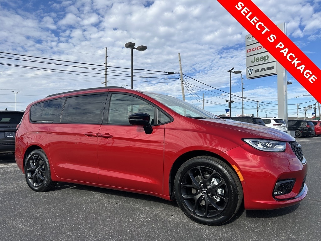 2026 Chrysler Pacifica Select's photo