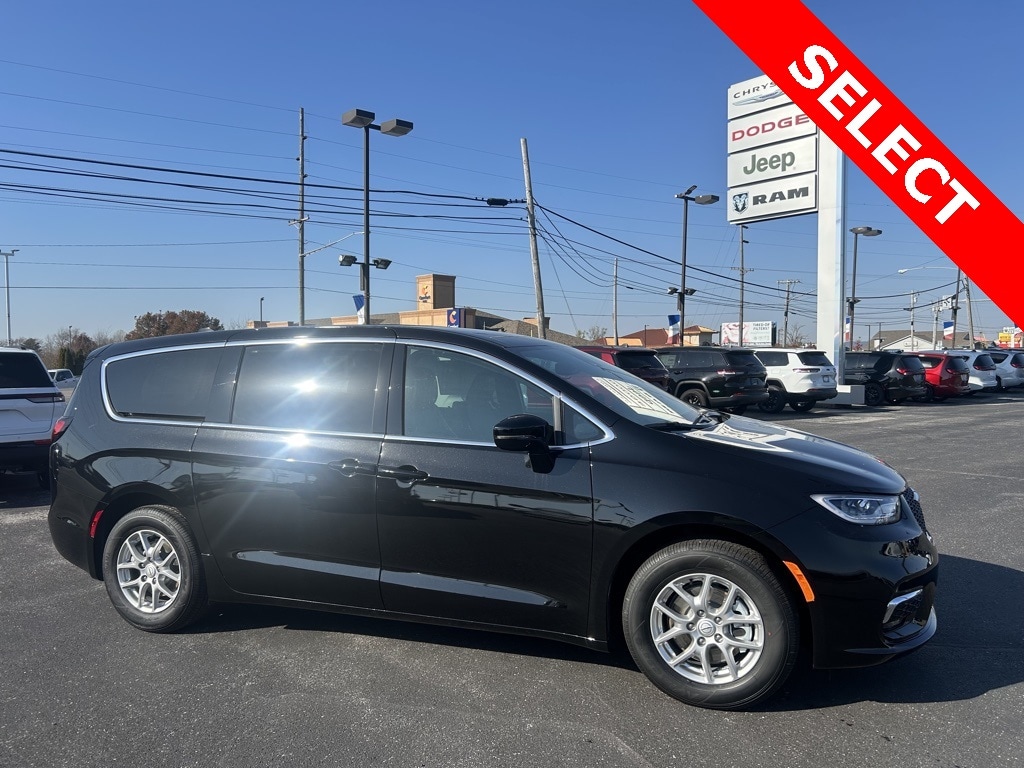 2026 Chrysler Pacifica Select's photo