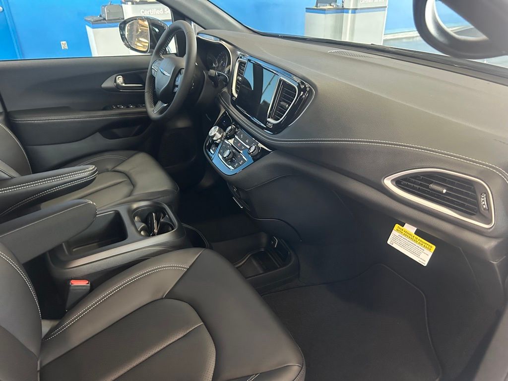 2026 Chrysler Pacifica Select - Photo 16