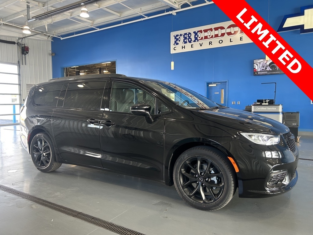 2026 Chrysler Pacifica Limited's photo