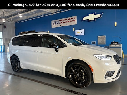 Featured 2026 Chrysler Pacifica SELECT Passenger Van for sale in Bluffton, IN