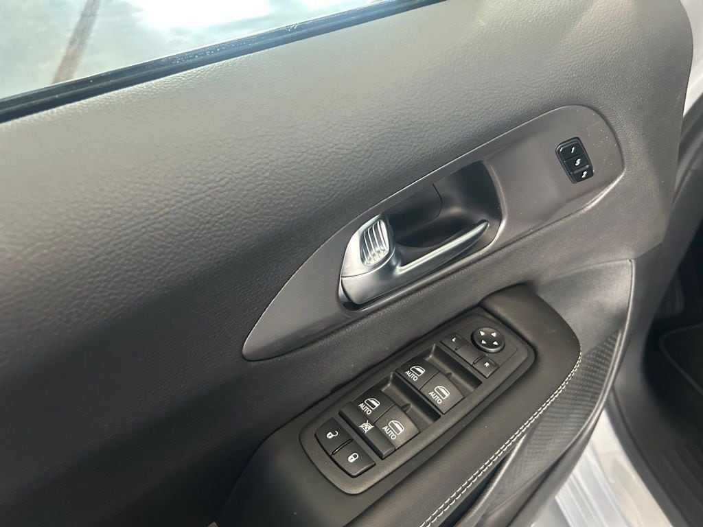 2026 Chrysler Pacifica Select - Photo 17