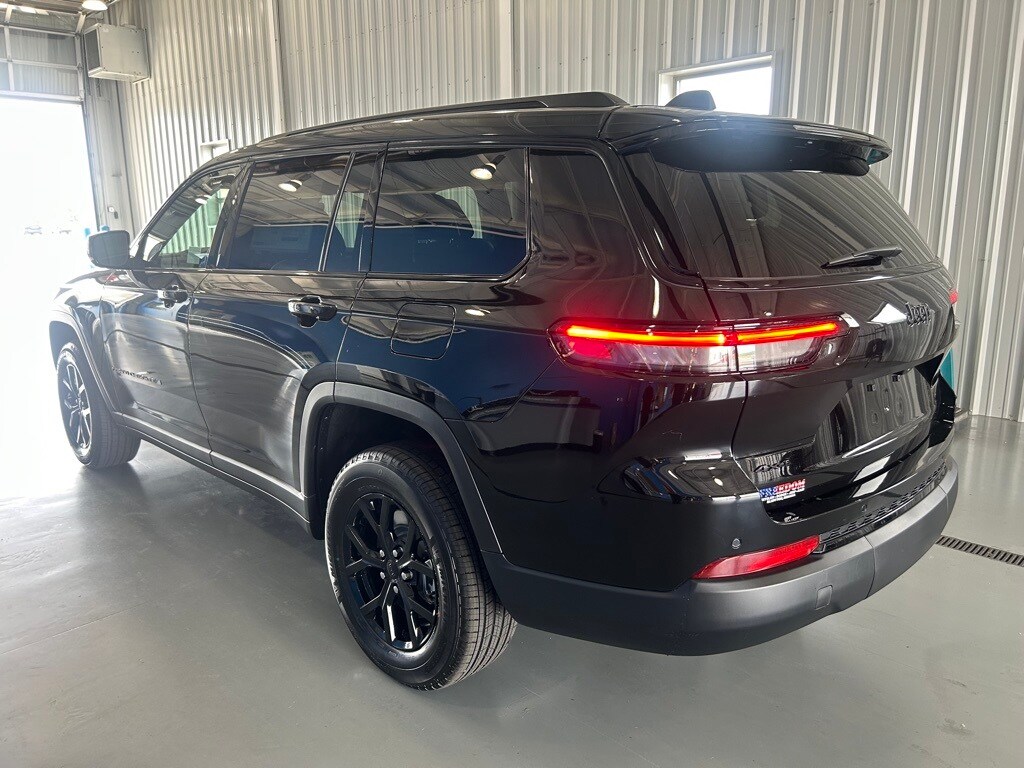 2025 Jeep Grand Cherokee Altitude photo 2