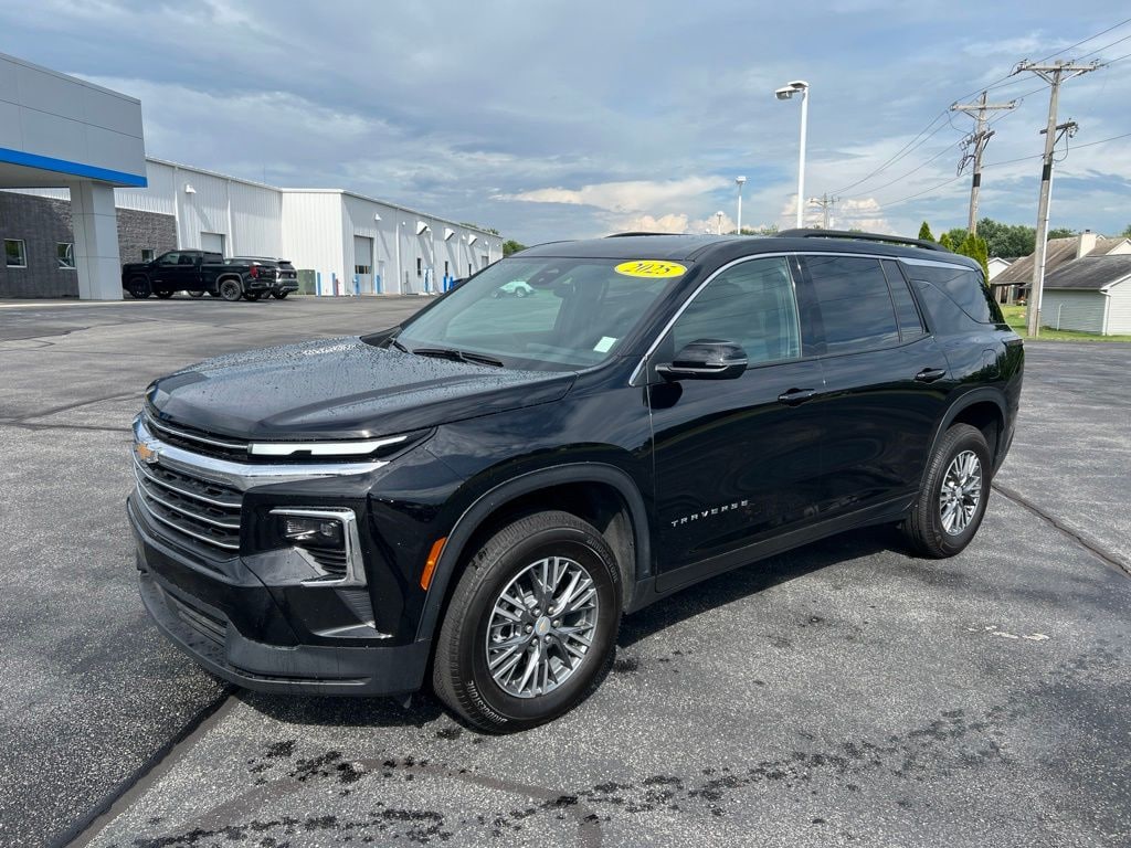 Used 2025 Chevrolet Traverse LT SUV