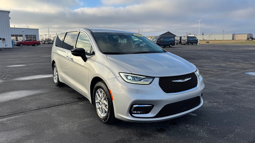 2024 Chrysler Pacifica Touring L's photo