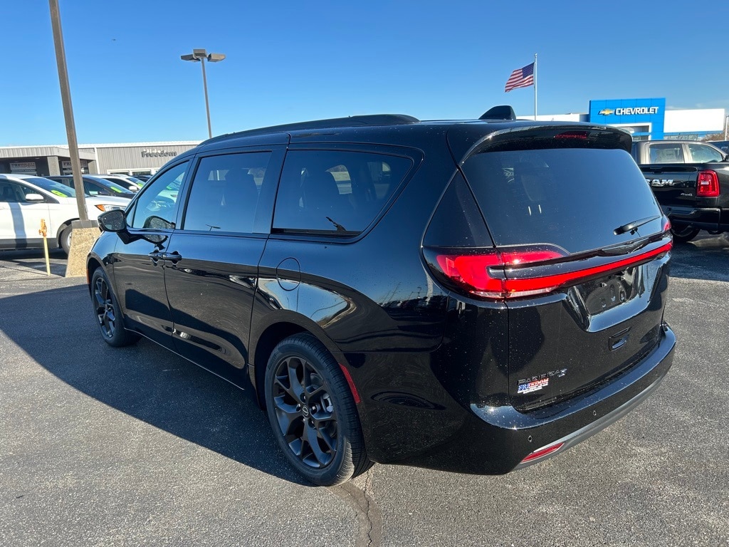 New 2026 Chrysler Pacifica SELECT Passenger Van