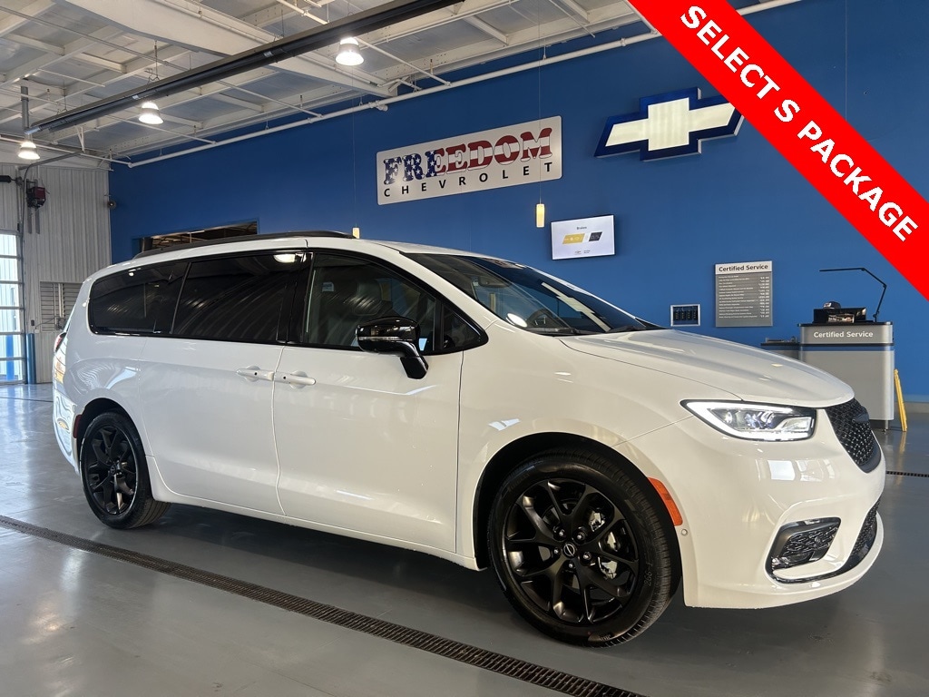 2026 Chrysler Pacifica Select