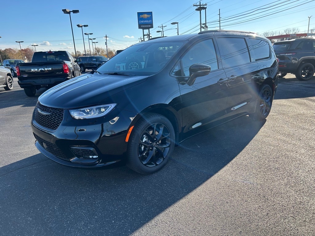 New 2026 Chrysler Pacifica SELECT Passenger Van