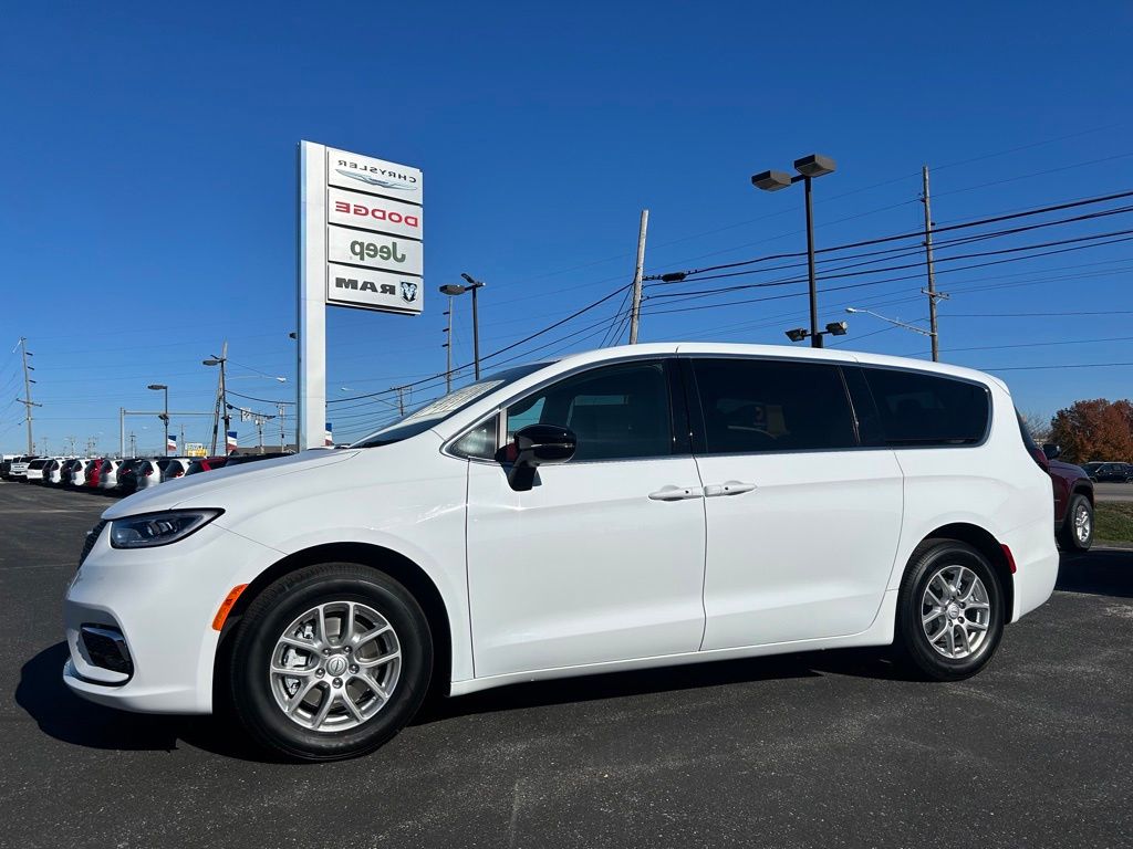 2026 Chrysler Pacifica Passenger Van 