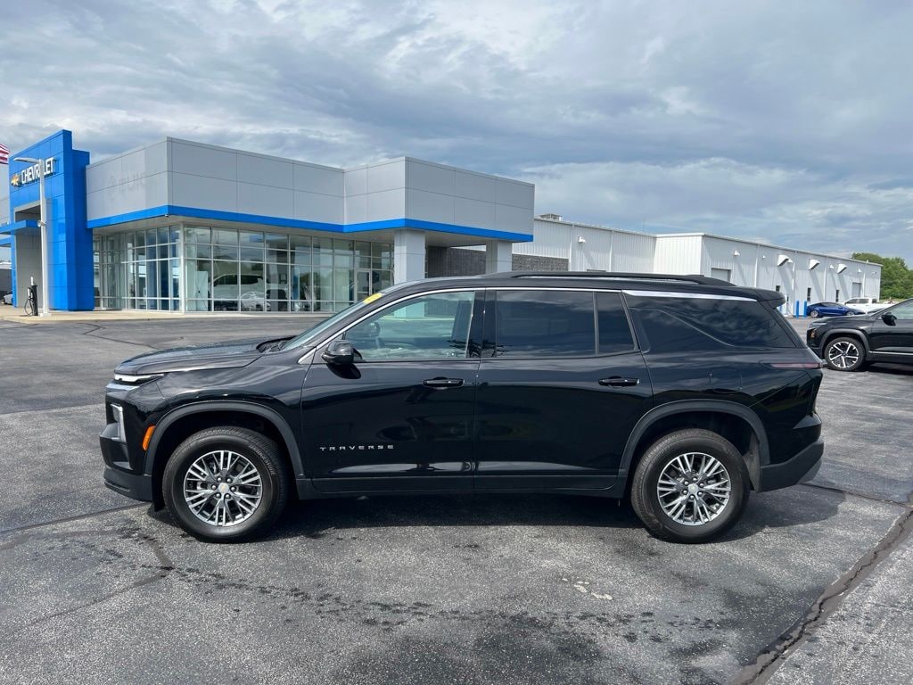 Used 2025 Chevrolet Traverse LT SUV