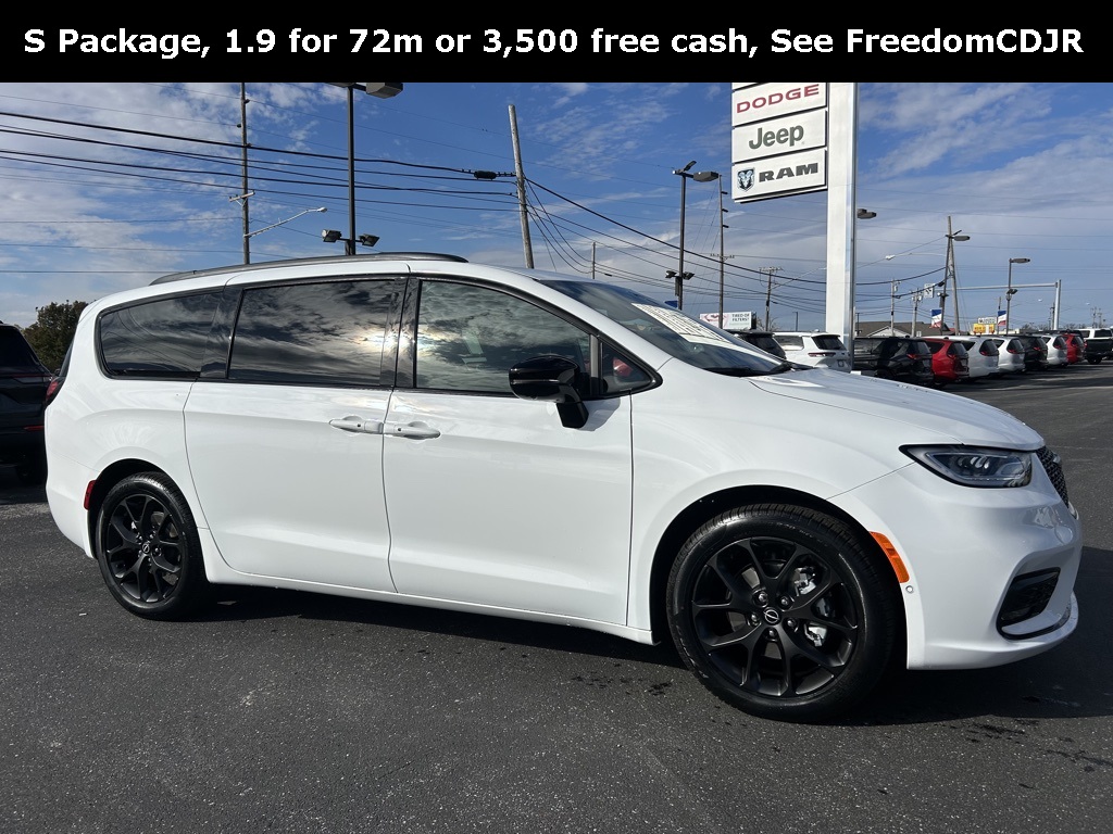 2026 Chrysler Pacifica Select's photo