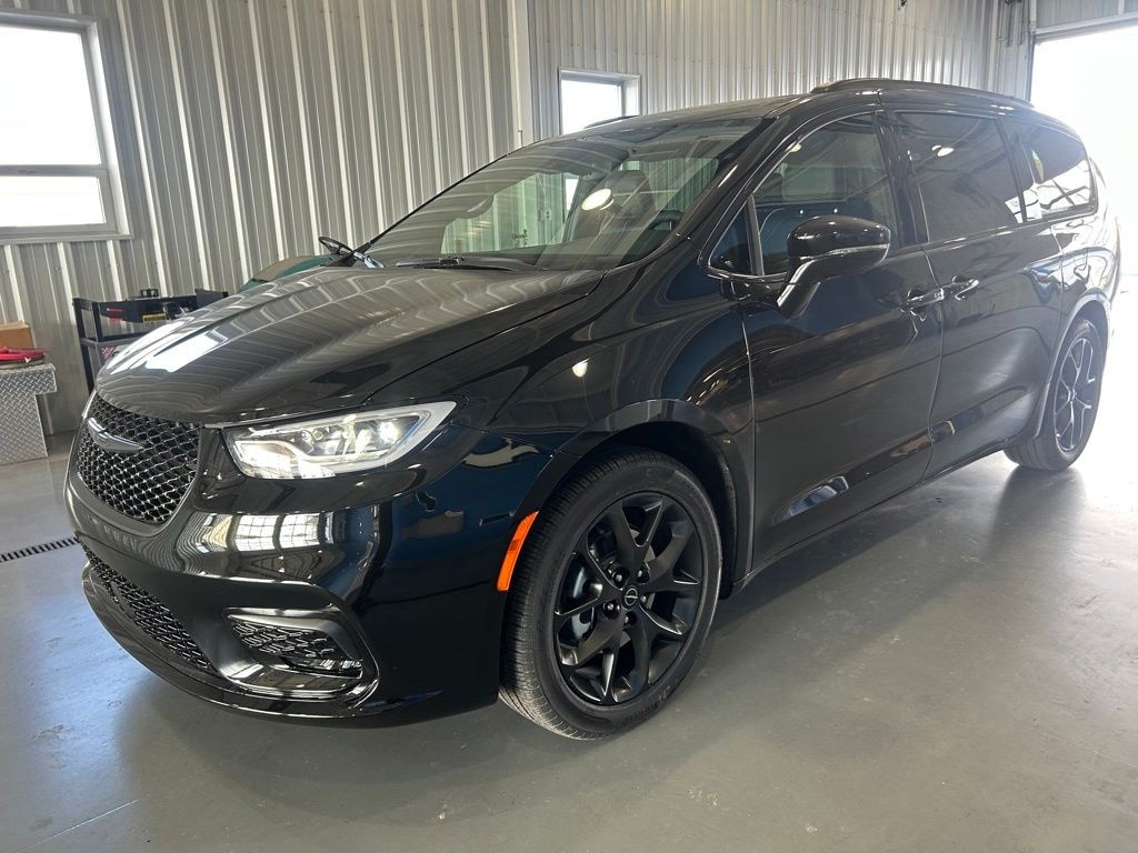 New 2026 Chrysler Pacifica LIMITED Passenger Van