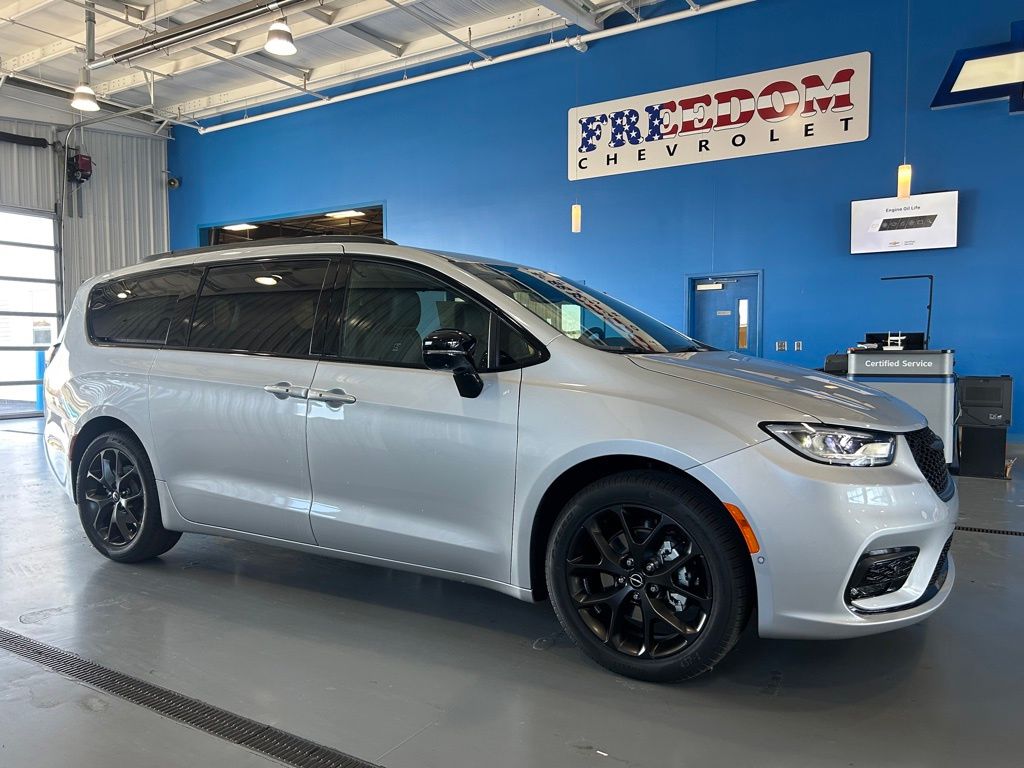 2026 Chrysler Pacifica Passenger Van 