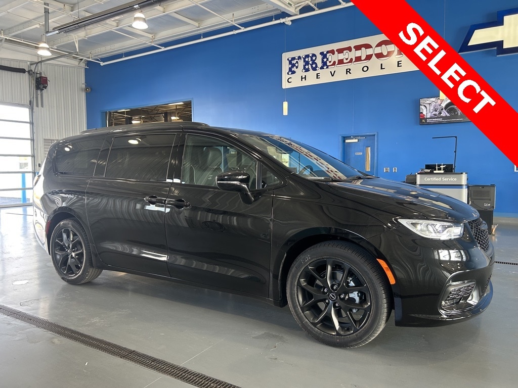 2026 Chrysler Pacifica Select's photo