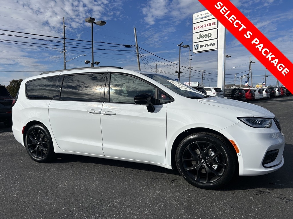 2026 Chrysler Pacifica Select's photo