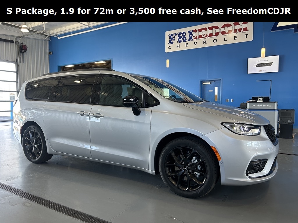 2026 Chrysler Pacifica Select's photo