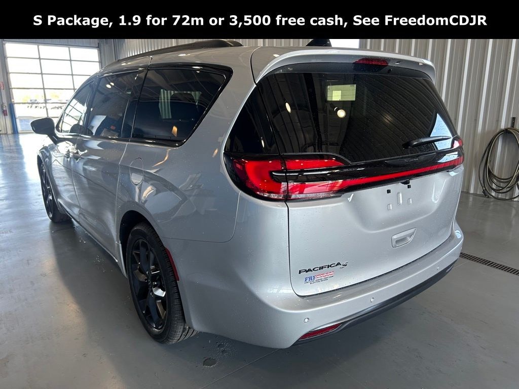 New 2026 Chrysler Pacifica SELECT Passenger Van